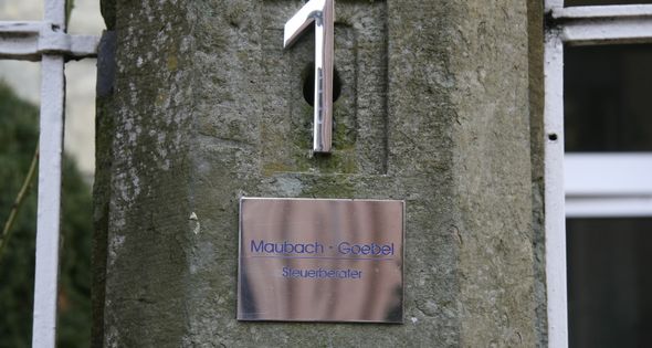 Hausnummer 1 und das Kanzleischild Maubach Goebel Steuerberater an der Nettelbeckstraße