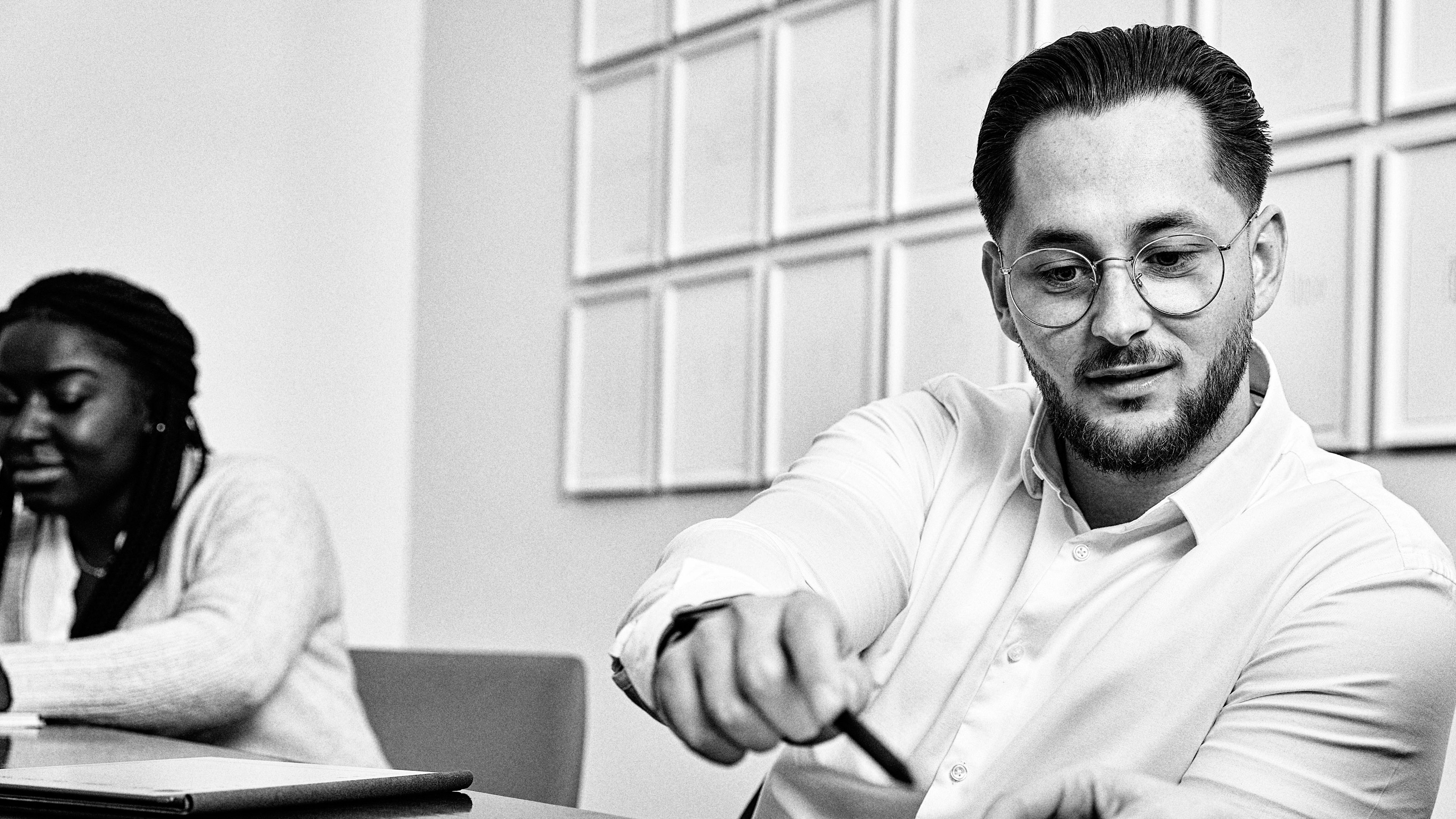 Mitarbeitende der Kanzlei bei der Arbeit am Besprechungstisch