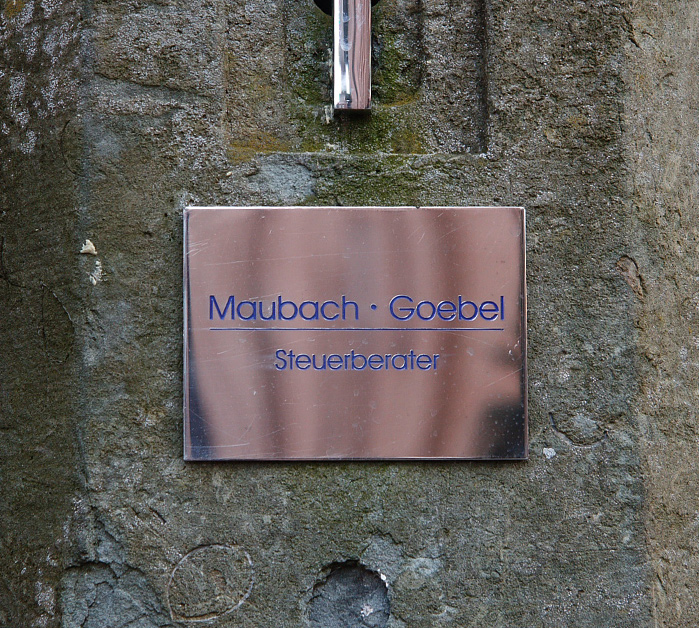 Kanzleischild Maubach Goebel Steuerberater an einer Steinwand